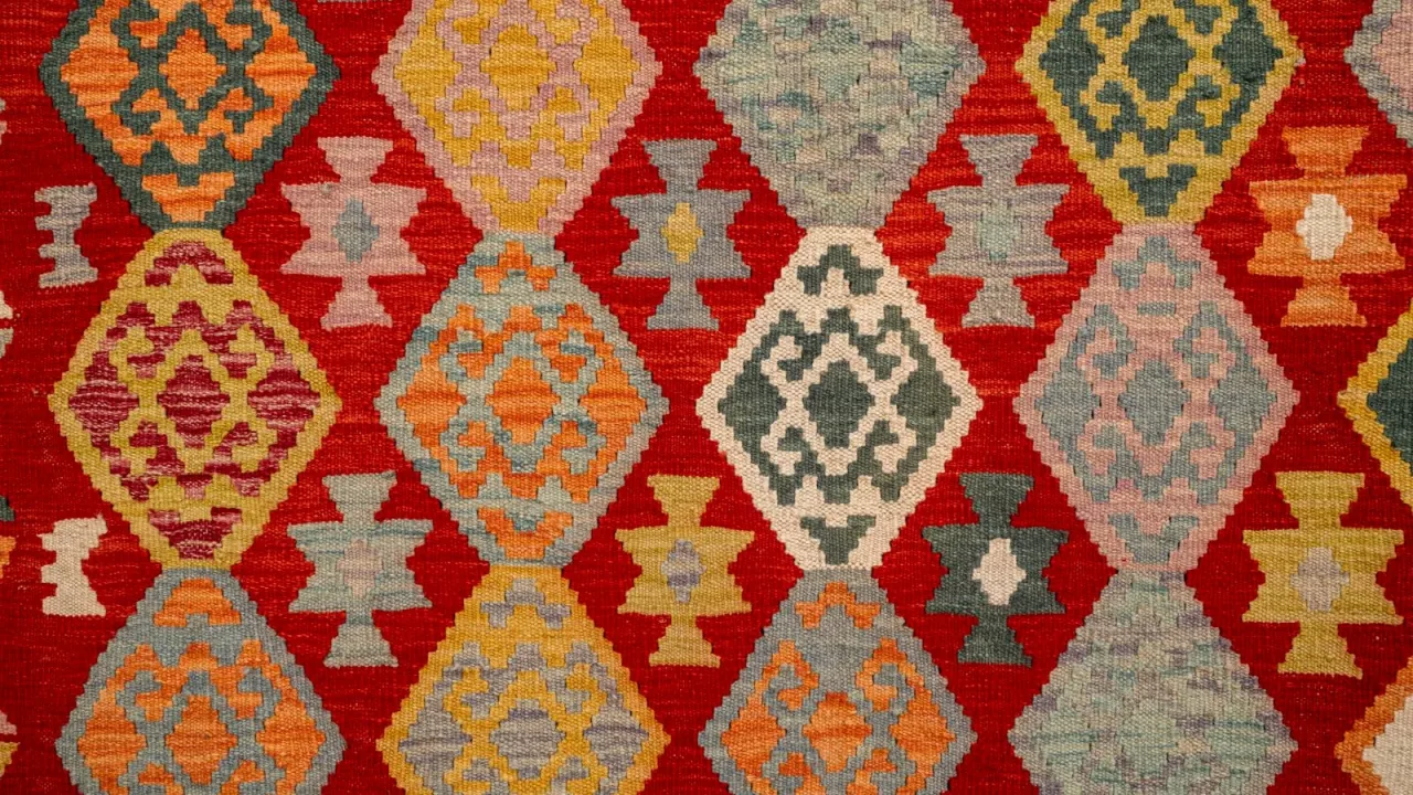 Kırmızı zeminli geometrik desenli el dokuması kilim