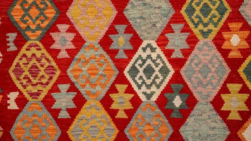 Kırmızı zeminli geometrik desenli el dokuması kilim